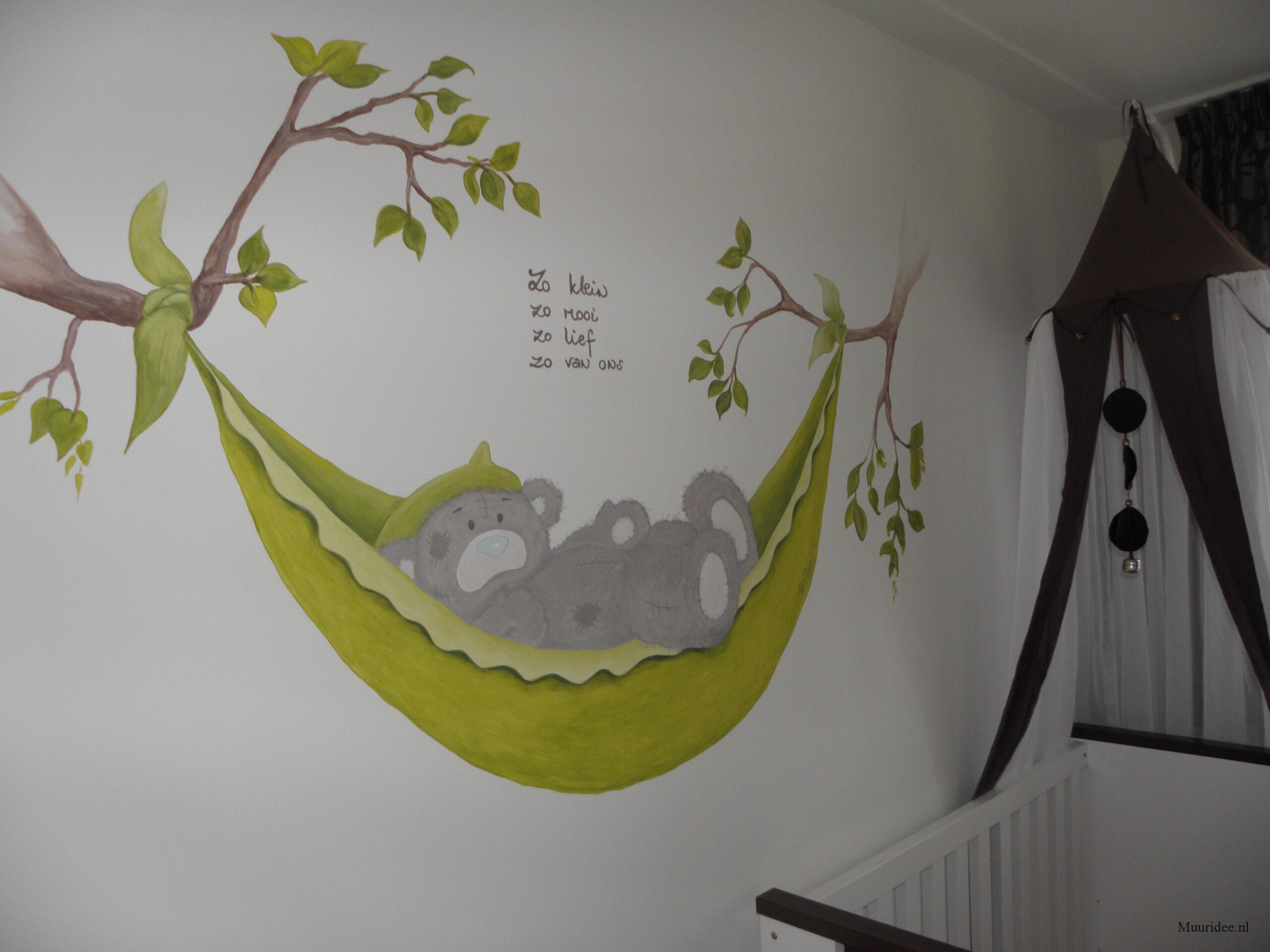 Me2you beertje in hangmat, muurschildering babykamer