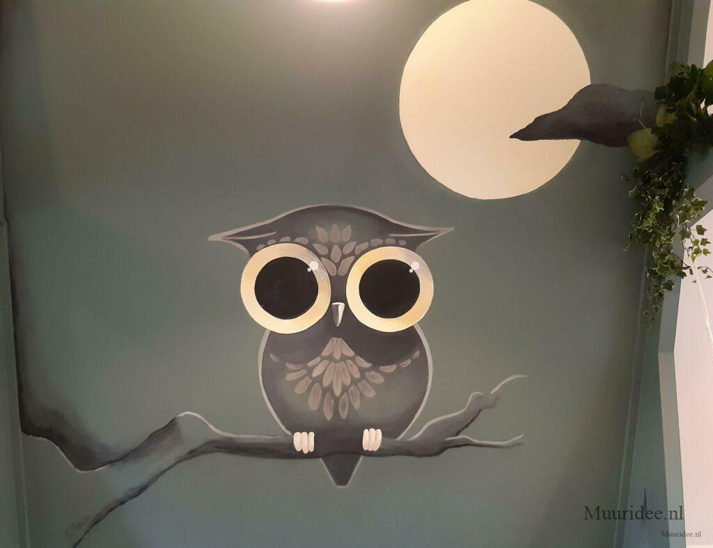 Schattige muurschildering van een uil voor in de babykamer of kinderkamer