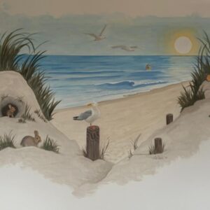 muurschildering van zee en duinen waar duinkonijntjes, zeemeeuwen , vlinders en een zeehond in geschilderd is